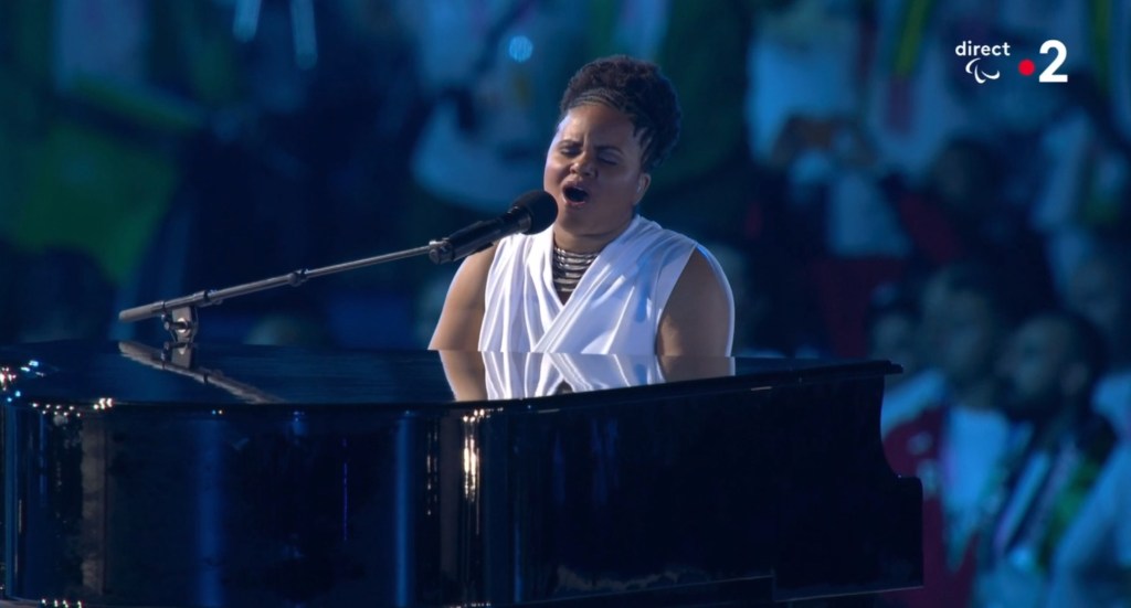 uan Pommier prix du public et du jury au concours Voix des Outre-mer chante lors de la cérémonie d'ouverture des Jeux Paralympiques